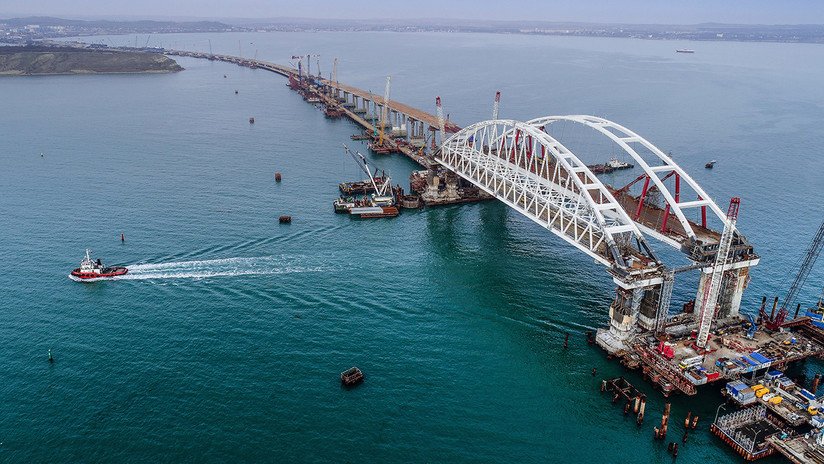 Instalan todos los pilares de la parte automovilística del puente de Crimea