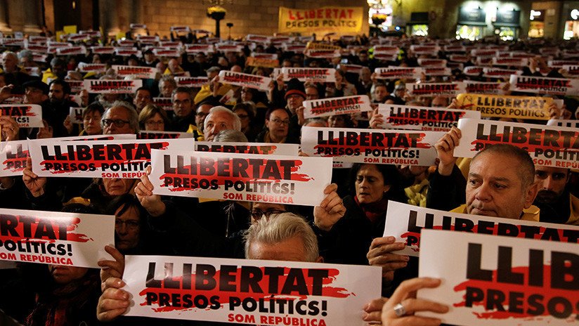 Manifestantes en Barcelona exigen la liberación de los líderes catalanes encarcelados (VIDEO)