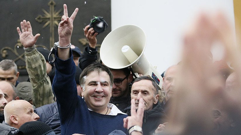 Manifestantes liberan al expresidente de Georgia tras detenerle la Policía de Ucrania (FOTOS)