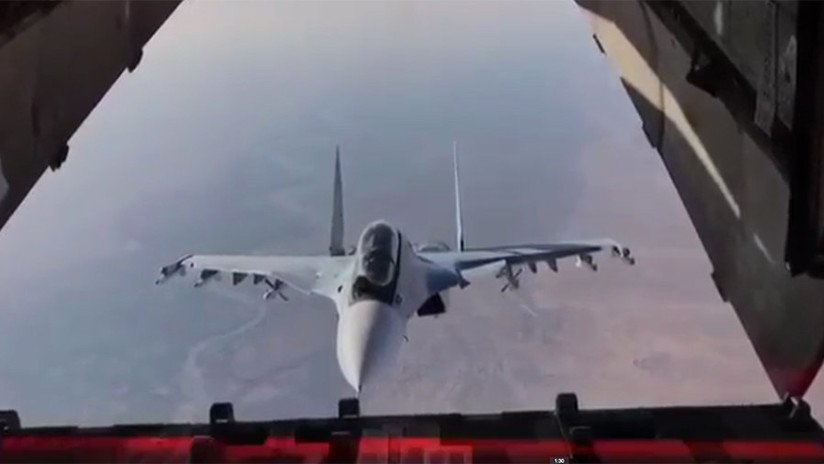 Un osado caza ruso Su-30 inspecciona de forma increíble un avión de carga en pleno vuelo (VIDEO)