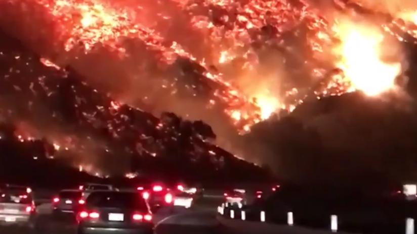 'Autopista al infierno': Captan terroríficas imágenes del voraz incendio en California (VIDEOS)