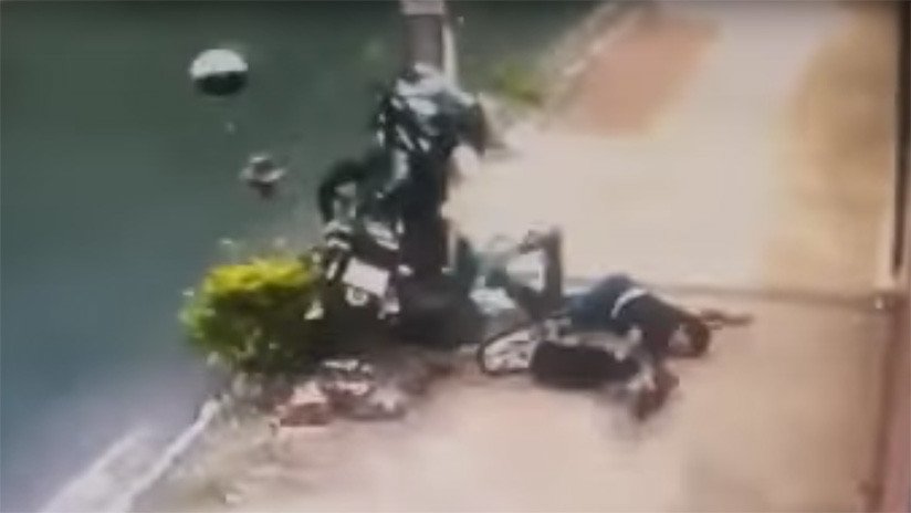 Fatal choque en Paraguay de un motociclista contra un poste deja su casco en pedazos (FUERTE VIDEO)