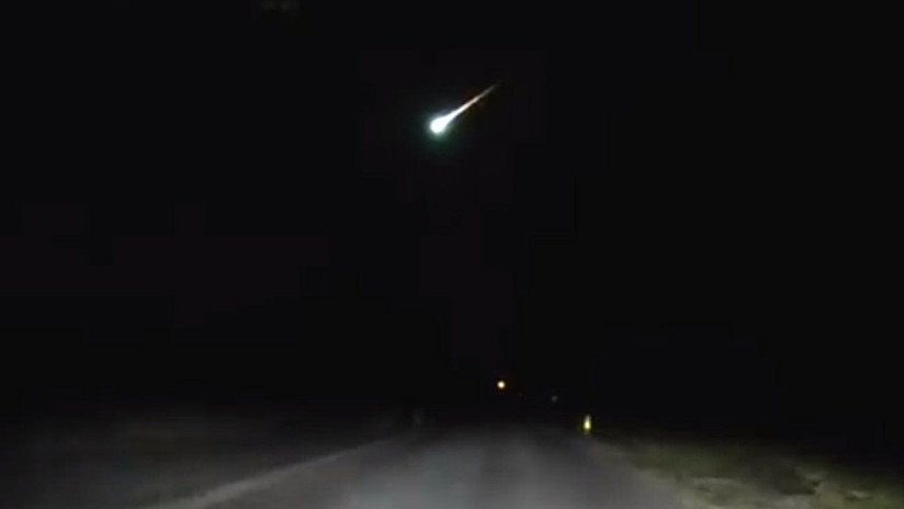 VIDEO: Coche patrulla de EE.UU. graba cómo una enigmática bola de fuego verde ilumina el cielo