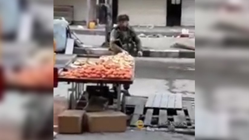 Israel castiga a un soldado por robar frutas de un vendedor ambulante palestino (VIDEO)