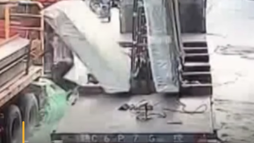 Un enorme bloque de vidrio cae de un camión y sepulta a un trabajador (VIDEO IMPACTANTE)