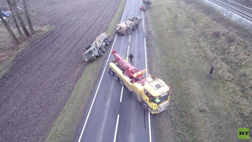 'Qué embarrada': Convoy militar de EE.UU. se atasca en Polonia y tiene que pedir ayuda local (VIDEO)
