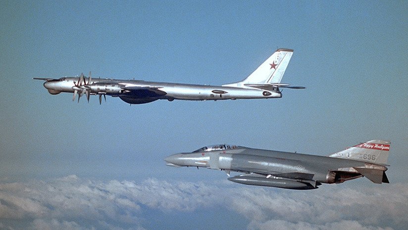 Diversión en la Guerra Fría: un caza de EE.UU. maniobra alrededor de un bombardero de la URSS (FOTO)