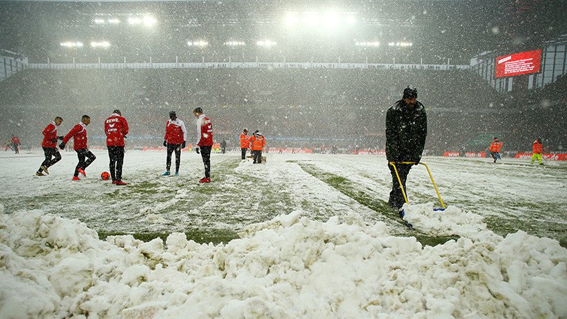 Partido blanco: equipos alemanes juegan en condiciones incompatibles con el fútbol (FOTOS)