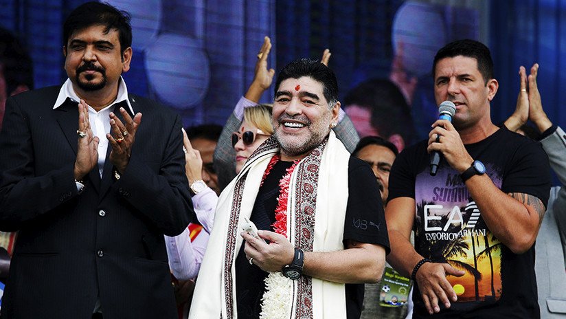 Maradona inaugura una estatua suya en la India y la Red no lo perdona (Video, memes)