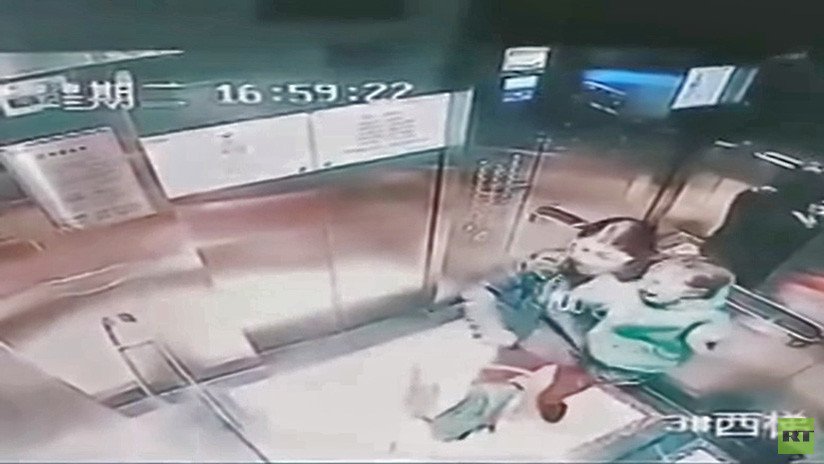 IMPACTANTE VIDEO: Una niñera china propina 14 puñetazos a un menor en un ascensor cerrado