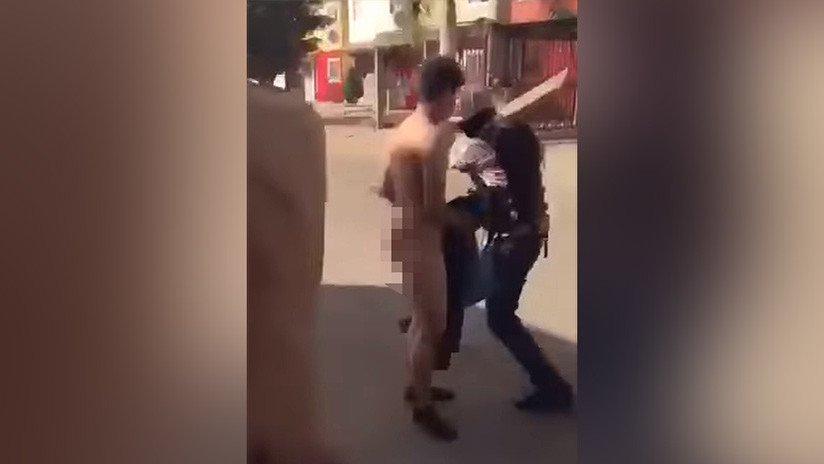 VIDEO: Hombres armados desnudan y golpean a dos jóvenes en México (18+)