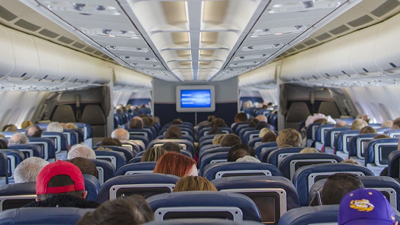 "Voy a matar a todos en este maldito avión": Fuma a bordo y así reacciona cuando la pillan (VIDEO)