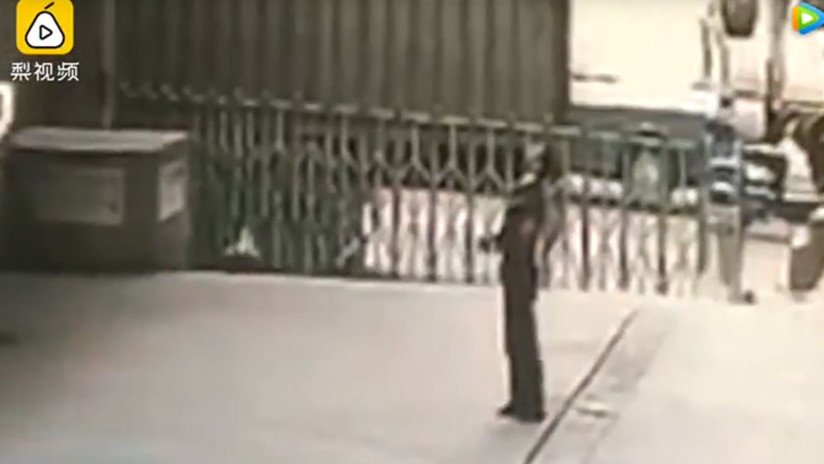 VIDEO: Un guardia de seguridad muere aplastado al intentar salvar a una mujer suicida (18+)