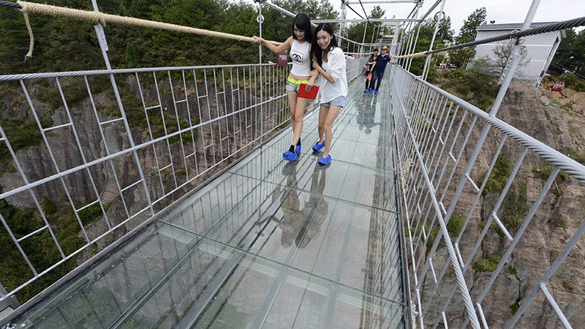 Broma infartante: Puente colgante de cristal se fractura justo bajo los pies de un turista (VIDEO)