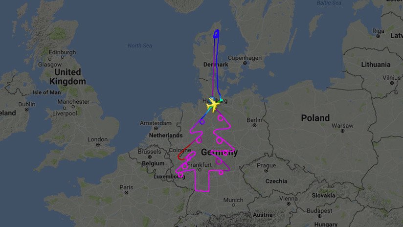 Un avión dibuja en el cielo un árbol de Navidad en Alemania