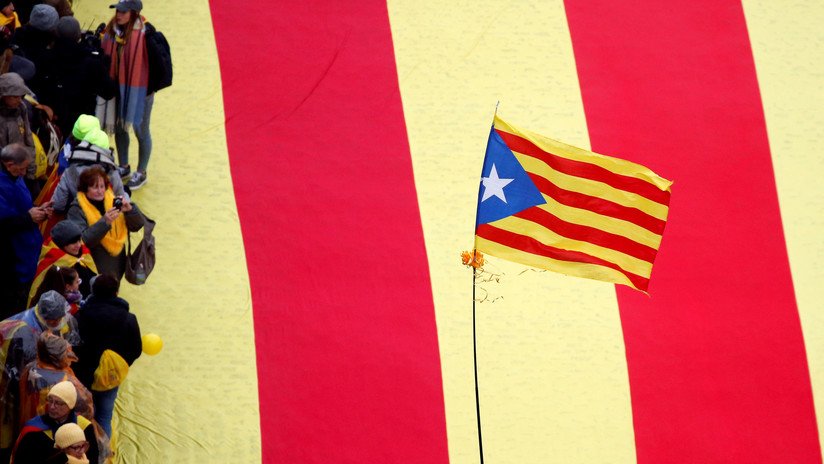 Una candidata a las elecciones catalanas posa tirando una estelada a la basura y desata la polémica