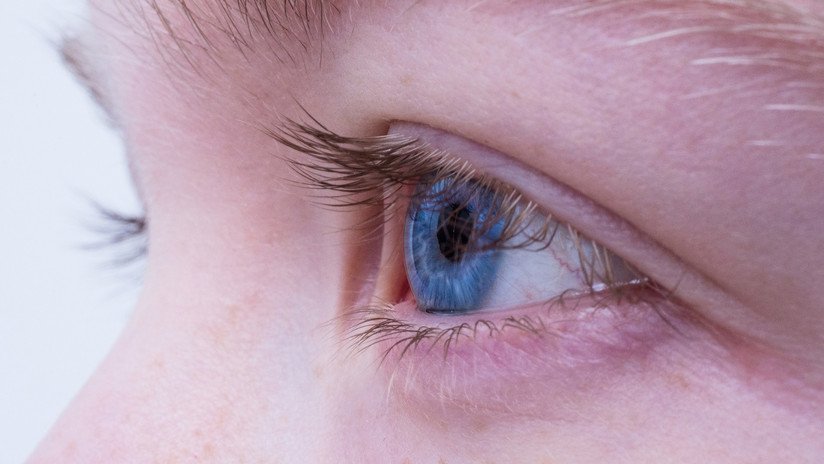 Una mujer tiene los ojos rojos durante años y hallan esto en sus pestañas