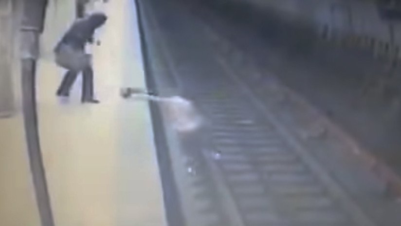 FUERTE VIDEO: Una joven es arrojada a las vías del metro y muere aplastada