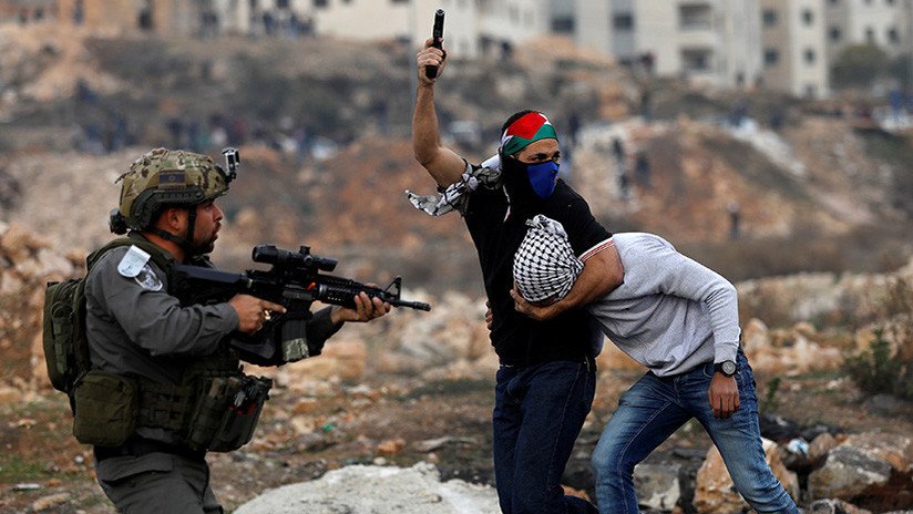Imagen escalofriante: Fotógrafo capta el momento en que lo encañona un agente israelí de incógnito
