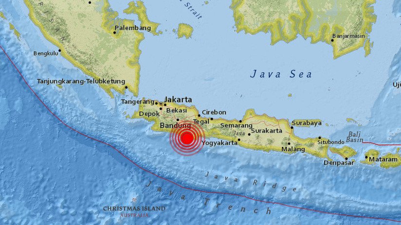 Varias personas mueren tras un fuerte sismo de magnitud 6,5 que sacudió Indonesia (FOTOS)