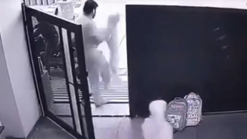 Captan en video el aterrador secuestro de un niño a la puerta de su casa