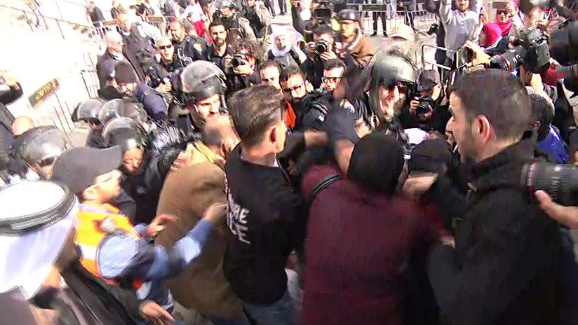 VIDEO: Un policía israelí golpea duramente en la cara a una manifestante palestina