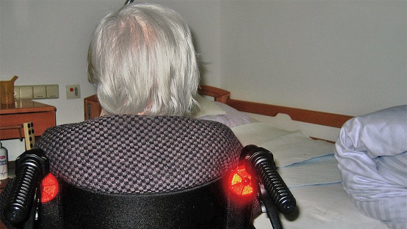 VIDEO: Policías de EE.UU. desalojan por la fuerza a una anciana de 93 años en silla de ruedas