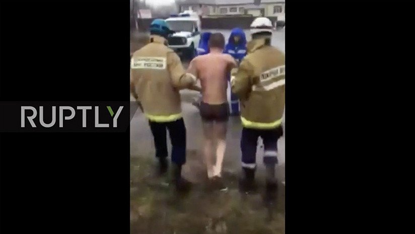 VIDEO: Rescatan a un hombre desnudo que quedó atrapado junto a una cañería a 130ºC