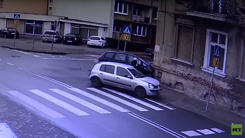 No era su hora: Dos automóviles por poco atropellan a una mujer (VIDEO)