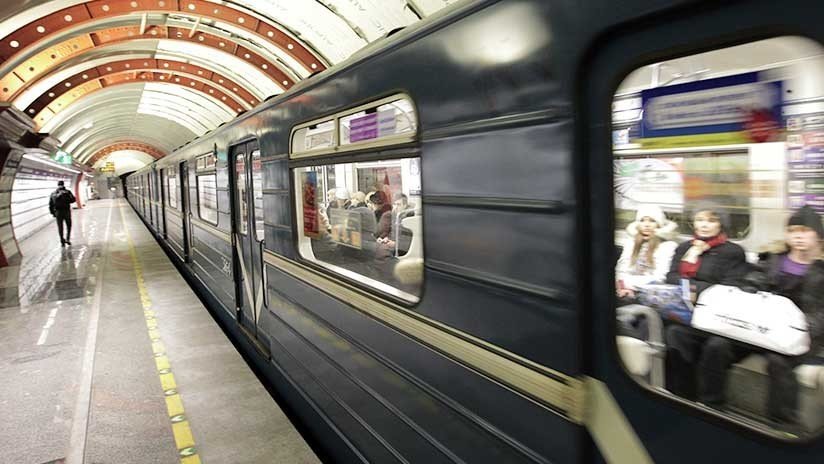 VIDEO: Un guardia ebrio apunta la pistola a la cabeza de un pasajero del metro en San Petersburgo  