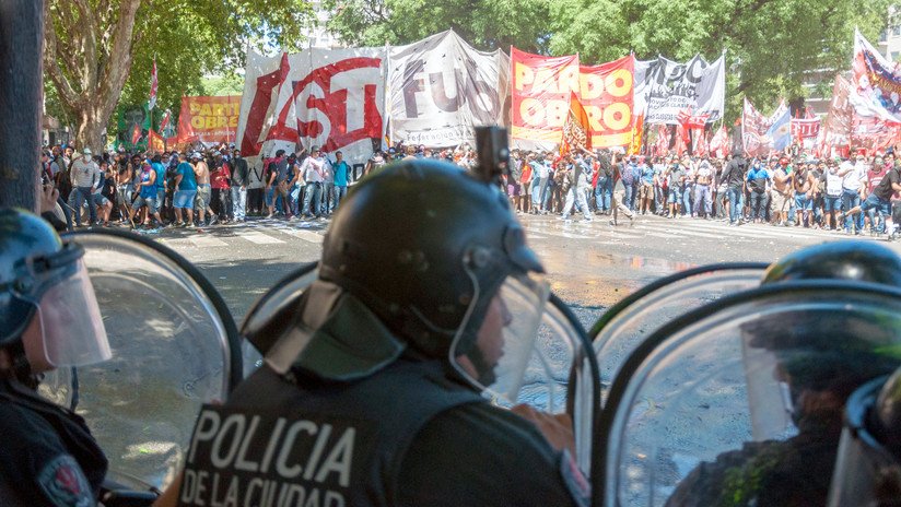 Video impactante: los manifestantes hacen retroceder a la Policía en Buenos Aires