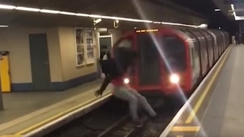 El infartante momento cuando un joven hace un 'salto mortal' delante de un metro en marcha (VIDEO)