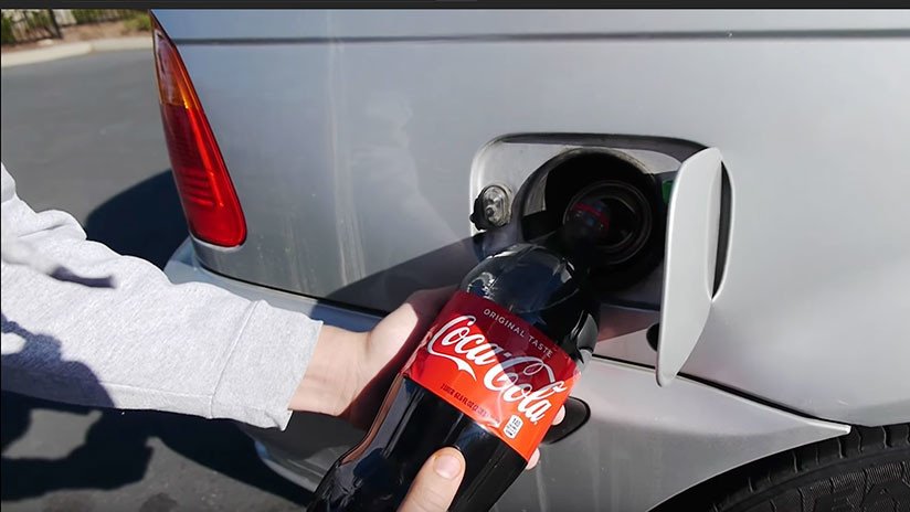 Esto es lo que pasa cuando echas Coca Cola al depósito del coche (VIDEO)
