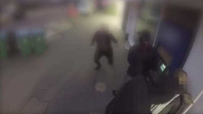 VIDEO: Dos ladrones asaltan a una mujer y enseguida se arrepienten