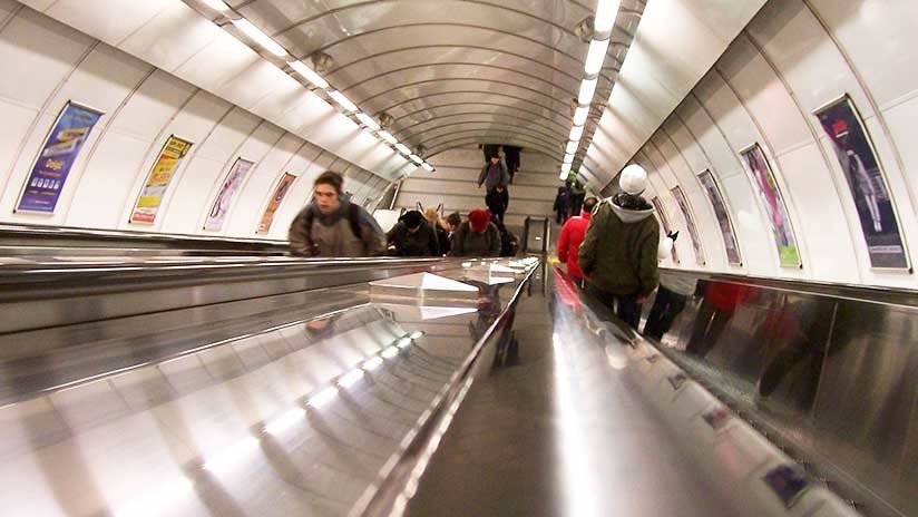 VIDEO: Se desliza por la escalera mecánica del metro de Londres y su doloroso batacazo se hace viral