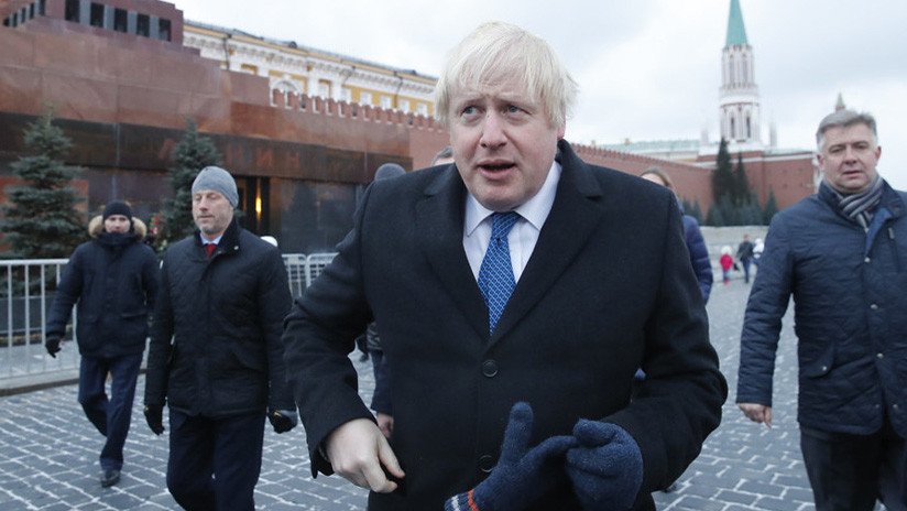 "La medida de mi confianza": Johnson no tiene problemas en darle su abrigo "con secretos" a Lavrov