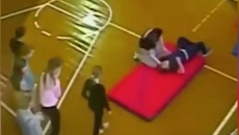 VIDEO: El terrible momento en que un niño se rompe la espalda durante una clase de gimnasia