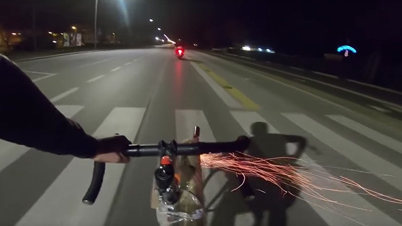 Esta es la razón por la que no hay que enojar a un ciclista (VIDEO)