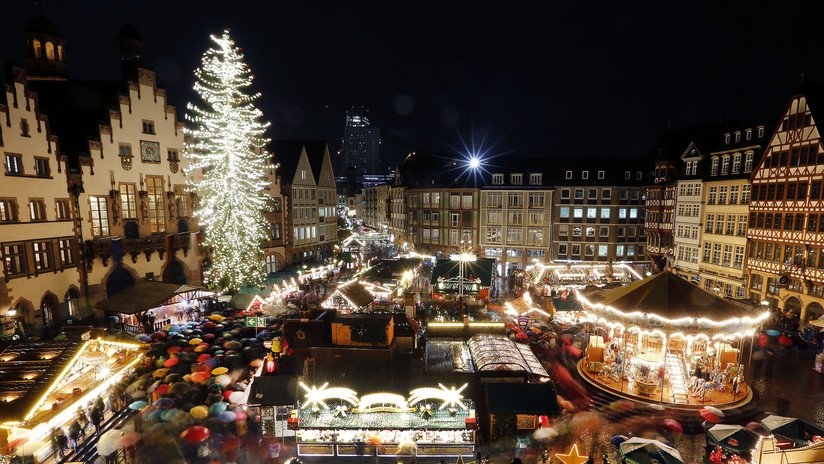 Alemania: Policía hace explotar caja con regalos para gente sin hogar dejada bajo un árbol navideño