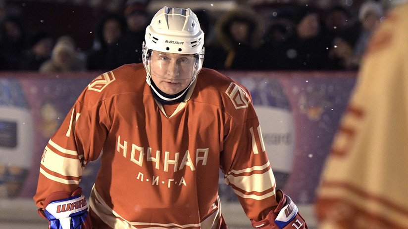 Putin protagoniza un partido de la Liga Nocturna de hockey en la Plaza Roja
