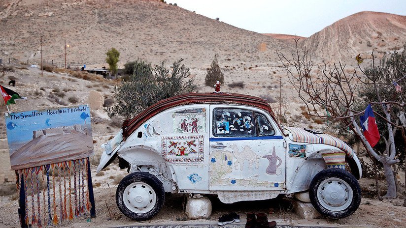 Un Volkswagen Escarabajo en pleno desierto jordano se convierte en "el hotel más pequeño del mundo"