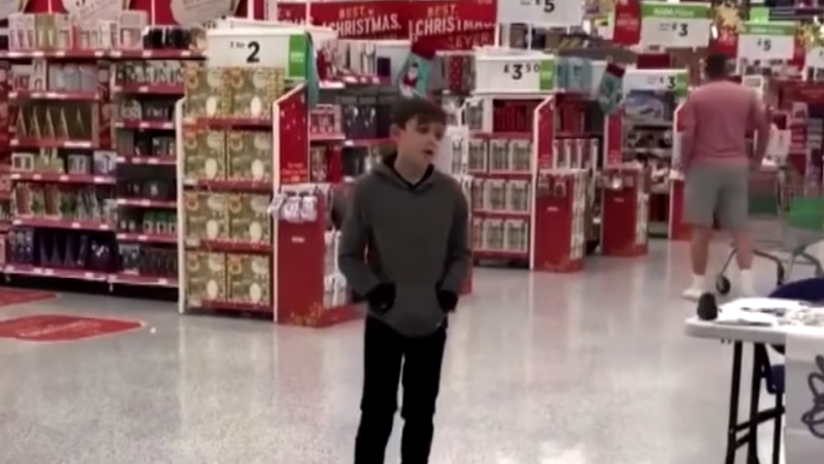 "Canta como Christina Aguilera": Un niño autista actúa en un supermercado