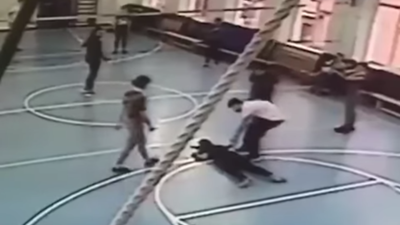 FUERTE VIDEO: Una adolescente muere en el gimnasio de una escuela de Moscú 