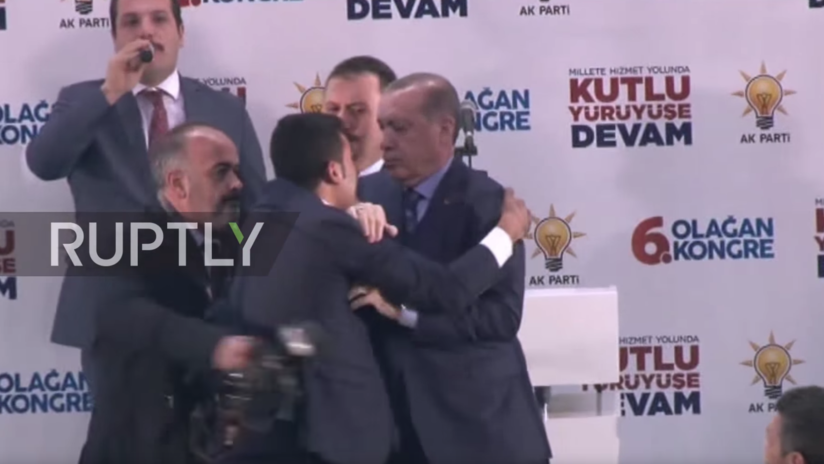 VIDEO: Un seguidor exaltado aborda a Erdogan durante un congreso