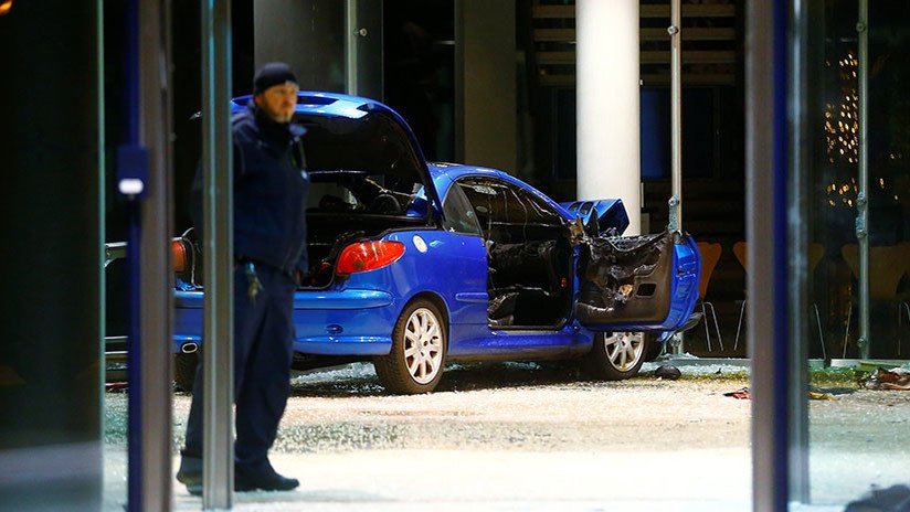 Intenta suicidarse estrellando su vehículo contra la sede del Partido Socialdemócrata en Berlín