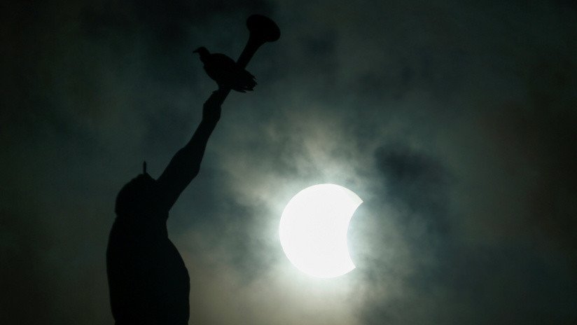 El gran eclipse solar estadounidense creó 'olas de proa' en la atmósfera de la Tierra