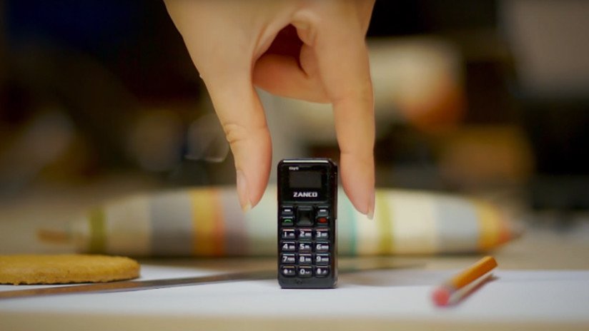 VIDEO: Presentan el teléfono móvil más pequeño del mundo