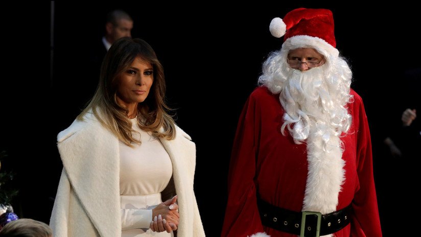 FOTO: Las redes no perdonan a Melania Trump su selfi navideño manipulado