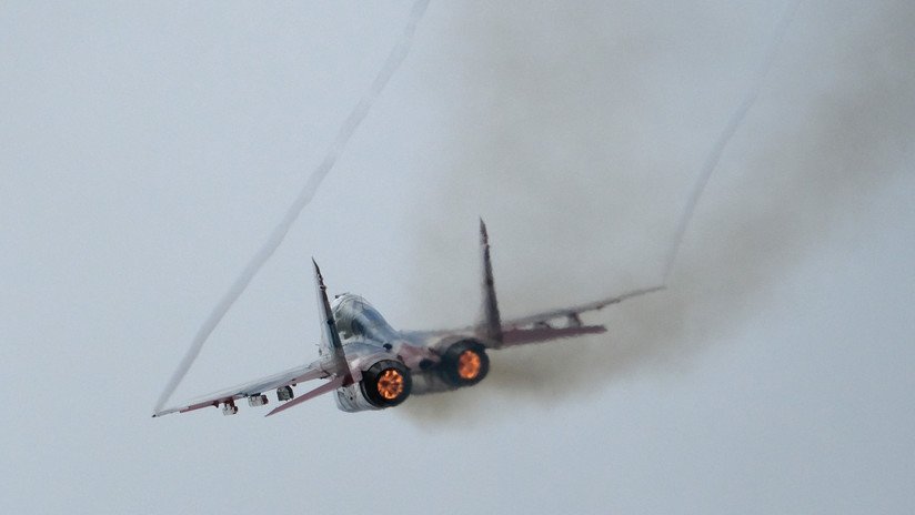 VIDEO: Un MiG-29 sirio saluda a sus tropas con un sobrevuelo a pocos metros de sus cabezas