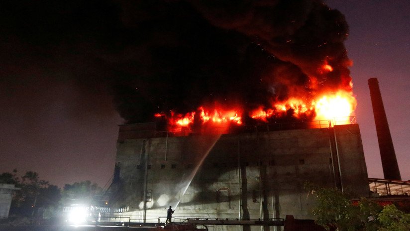 VIDEO: Un incendio en un edificio comercial de la India deja 15 muertos y varios heridos